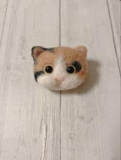 羊毛フェルト 猫 ブローチ ハンドメイド 三毛猫のサムネイル
