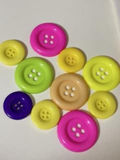 カラフル プラスチックボタン 9個セット 手芸材料のサムネイル