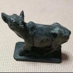【天然石・骨董】牛 置物 石彫 彫刻 文鎮 ペーパーウェイト 黒石 縁起物のサムネイル