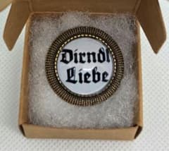 ディアンドルにワンポイントのブローチをつけてオクトーバーフェストでProst！のサムネイル