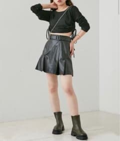 黒い合成皮革プリーツミニスカートのサムネイル
