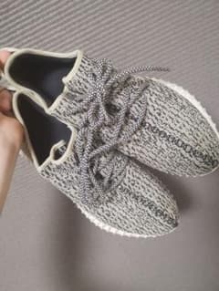 yeezy boostスニーカーのサムネイル