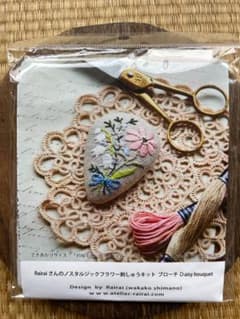 Rairaiさんの ノスタルジックフラワー刺しゅうキット ブローチ