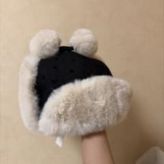 ファー付き黒帽子 ポンポン付きのサムネイル