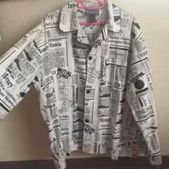 半額以下！今流行りのニュースペーパー柄シャツ！のサムネイル