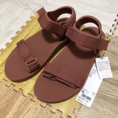 ユニクロU サンダル ブラウンのサムネイル