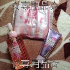☆HOUSE OF ROSE ハンドケアセット+モスグリーンのワンピースのサムネイル