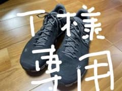 ONのスニーカー、普段履きで使ってたのでソールの減りもあまりないです。のサムネイル
