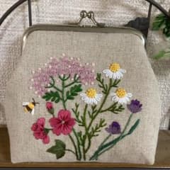 春の庭の刺繍がま口ポーチのサムネイル