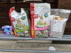 うさぎ用エサとトイレシーツ計4点のサムネイル