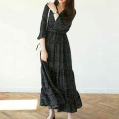 水玉 ロング ワンピース Vネック マキシ丈 ベルスリーブ 黒 きれいめ 春夏のサムネイル