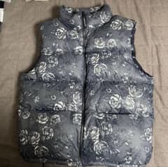 希少XL/美品✨thisisneverthat ダウンベスト 花柄 ロゴ刺繍 黒 希少XL/美品✨thisisneverthat ダウンベスト 花柄 ロゴ刺繍 黒 希少XL/美