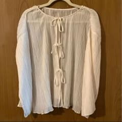 【bab】ホワイトプリーツ　センターリボン　長袖ブラウス カーディガンのサムネイル