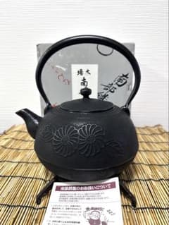 新品、供箱付　南部及春南部宝星堂造　２２型　平丸菊　鉄瓶　南部鉄瓶　南部鉄器 未使用品、供箱、栞付 南部及春南部宝星堂造 22型 平丸菊 鉄瓶 南部