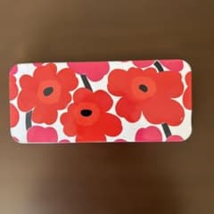 マリメッコ 缶ペンケース 赤ウニッコ レア！小物入れにも - メルカリ