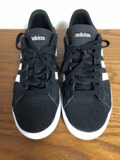 adidasのサムネイル