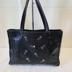 ​本革 黒 トートバッグ 花柄 刺繍 スパンコール チャーム 柔らかい革