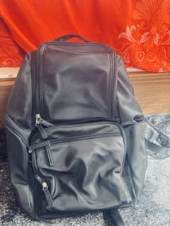 黒のジッパー付きリュックのサムネイル