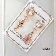 ♡ハンドメイド♡ビジューピアスorイヤリング№668南京錠と鍵 - メルカリ