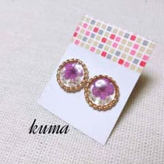 再販☆ドライフラワーのツイストリングピアス(白＆紫)のサムネイル