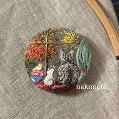 刺繍ブローチ＊くるみボタン　窓からの紅葉を眺めるどうぶつ達(169)のサムネイル