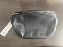 新品　GU ジーユー　リアルレザーボディバッグ+E　黒のサムネイル