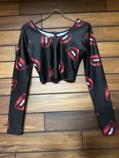 FOREVER 21 リップ柄 クロップド丈 長袖 トップス Mのサムネイル