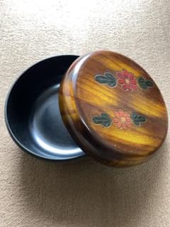 メルカリ市期間中★セール【作家物】一点物　蓋付き壺　蓋物器　菓子入れ　一点物 木製 菓子器 民芸品 蓋付き 花柄 彫り 一点物 - メルカリ