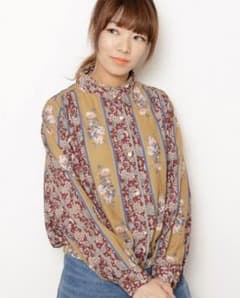 スカーフ柄シャツのサムネイル