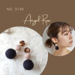 0140 大ぶり羊毛ぽんぽんピアスのサムネイル