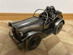 車に乗っているカエルの置物　金属のサムネイル