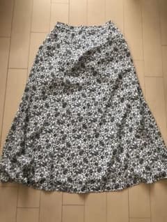 B .C STOCK  SIMPLICITE  花柄 ロングスカートのサムネイル