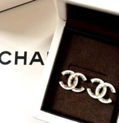 CHANEL ノベルティ ダブルCロゴ ピアス ゴールド - メルカリ