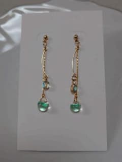 揺れる雫のピアス グリーン ゴールドカラーのサムネイル