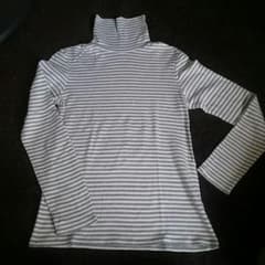 ユニクロ ハイネックTシャツのサムネイル