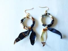 スカーフ柄リングピアス 黒のサムネイル