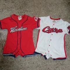 Haru様専用☆双子ちゃんに★広島カープ  お揃いロンパースのサムネイル