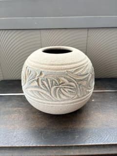 陶器製 植木鉢 球体 リーフ柄 彫り模様のサムネイル