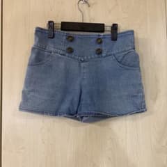 lovetoxicデニムブルー ボタン付きハーフパンツのサムネイル