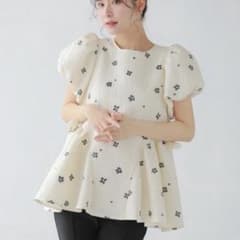 美品　フラワースフレジャガードトップス　fit moreのサムネイル