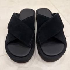UGG 厚底クロスストラップサンダル ブラックのサムネイル
