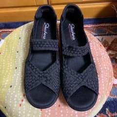 SKECHERSのサムネイル