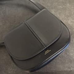 A.P.C アーペーセー ショルダーバッグ　レザー ベティ ブラックのサムネイル
