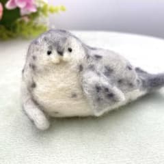 羊毛フェルトのアザラシ　ハンドメイド　人形　インテリア　オブジェのサムネイル
