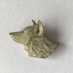クロヌマタカトシ オオカミ ブローチ - メルカリ