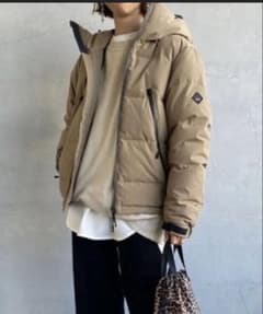クリーニング済　NANGA ベージュ ダウンジャケット フード付きのサムネイル