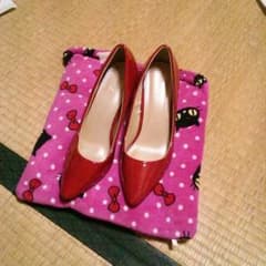 可愛い赤い靴のサムネイル