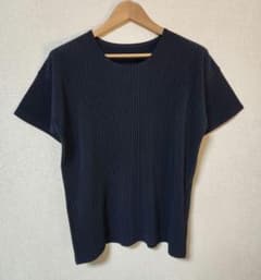 オムプリッセイッセイミヤケ プリーツ Tシャツ ネイビー - メルカリ
