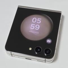 【液晶と背面美品】Galaxy Z Flip5 SIMフリー 判定○ au国内版 液晶と背面美品】Galaxy Z Flip5 SIMフリー 判定○ au国内版 - メルカリ