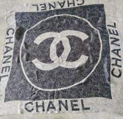 CHANEL シルクスカーフ ブラック/ホワイト 大盤　ロゴ90cm CHANEL シルクスカーフ ブラック/ホワイト 大盤 ロゴ90cm - メルカリ